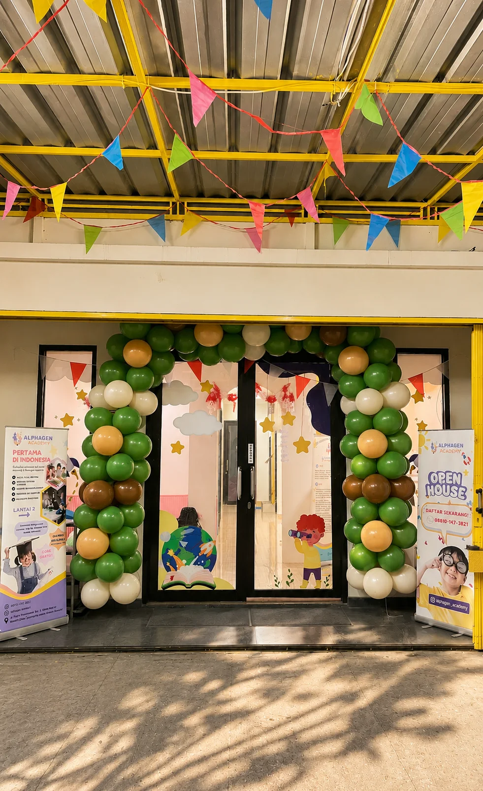 Tim guru dan staf AlphaGen Academy menyambut di depan sekolah