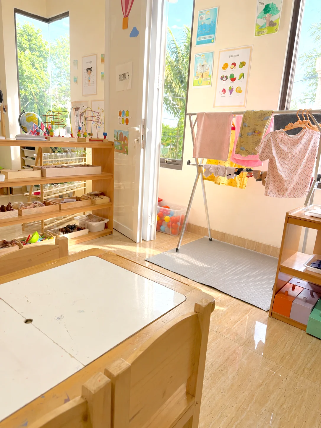 Koleksi aparatus pembelajaran Montessori berbahan kayu alami